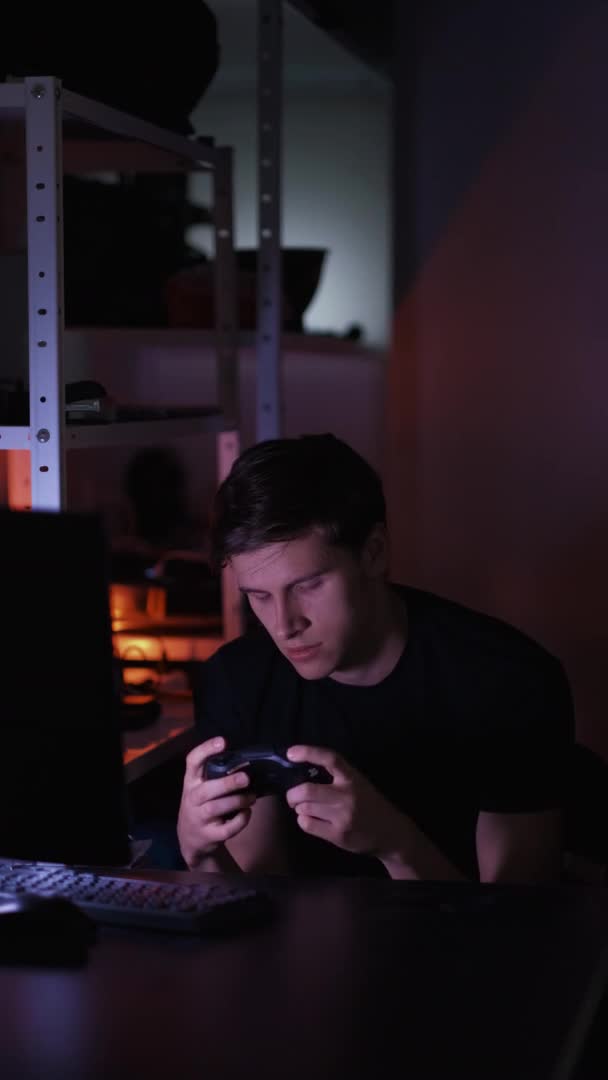 Αρσενικό gamer εξαντληθεί τον ανταγωνισμό τεχνολογία του κυβερνοχώρου — Αρχείο Βίντεο