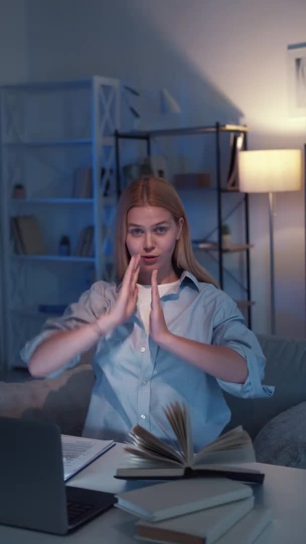 Halo gesture meme woman perfect student pretty — Αρχείο Βίντεο