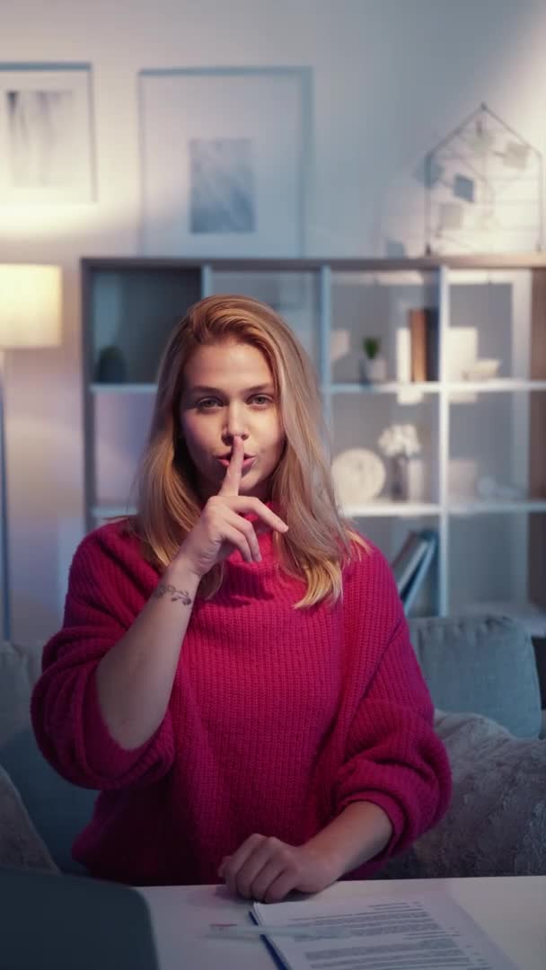 Keep quiet silent woman meme expression pretty — Vídeo de stock