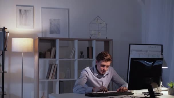 Many work tired busy man online communication — Vídeos de Stock