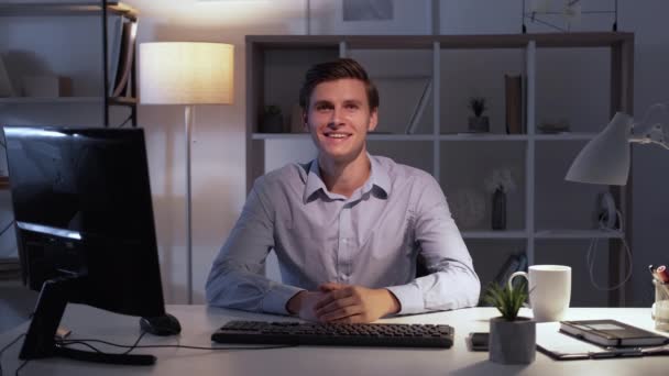 Office man workplace interior interesting news — Stockvideo