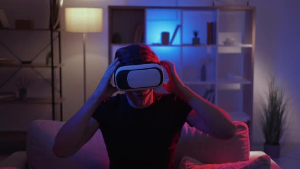 Чоловічий геймер віртуальної реальності кібер розваги — стокове відео