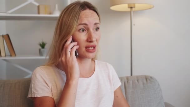 Сердитий виклик порушеної жінки мобільний зв'язок — стокове відео