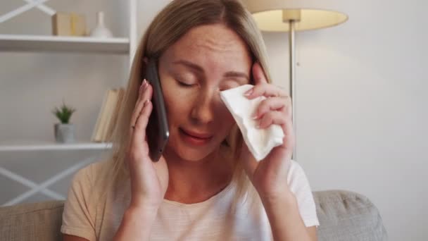 Хвора жінка ловить холодний мобільний зв'язок засмучений — стокове відео