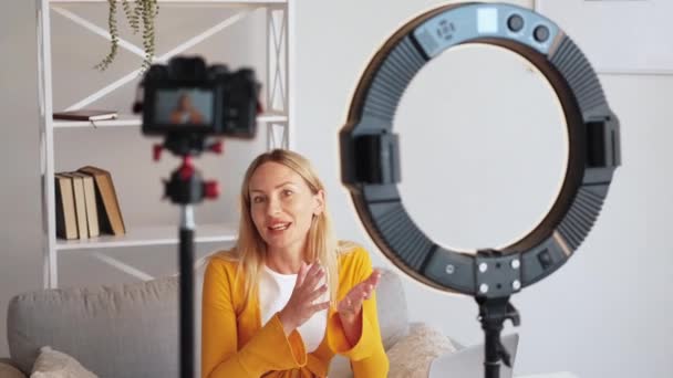 Female influencer educational video studio record — Stock videók