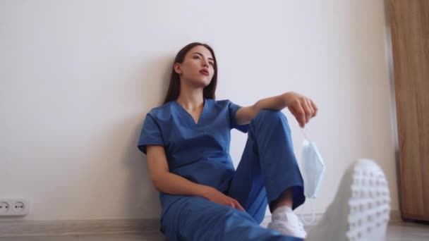 Hard work tired woman doctor profession thoughtful — Stok video