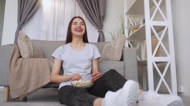 Casa relajarse riendo mujer disfrutando de la película feliz — Vídeos de Stock