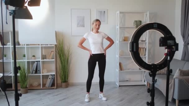 ビデオトレーニングスポーツ女性の健康な体 — ストック動画