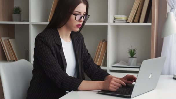 Office work busy woman online communication — Vídeos de Stock