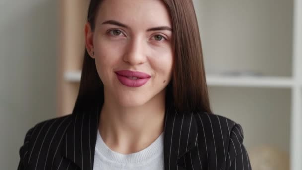 Деловая женщина элегантный вид офис стиль улыбаясь — стоковое видео