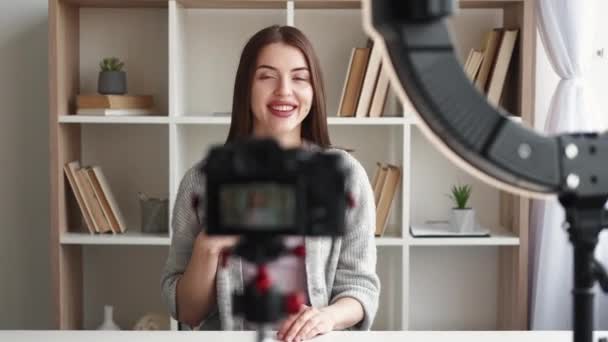 Női blogger videó rekord ön bemutató — Stock videók