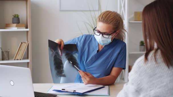 Fiebre pulmonar consulta médica femenina — Vídeos de Stock