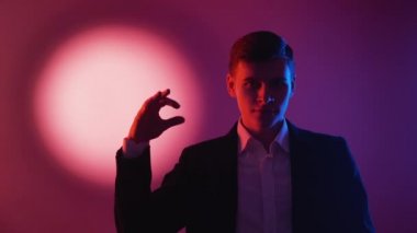 Tamam. Mutlu, yakışıklı, neon ışıklı bir portre.