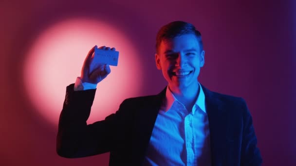 Große Wahl aufgeregt Mann Bank Betrieb Neonlicht — Stockvideo