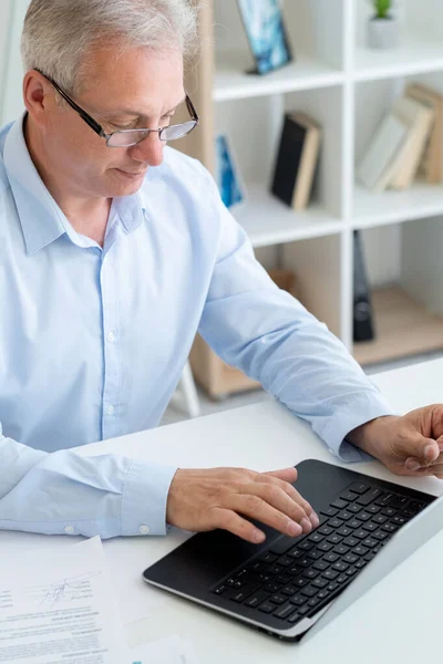 Arbeitender Angestellter Home Office Mann tippt Laptop — Stockfoto