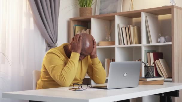 Chato trabalho dormir sênior homem difícil dia — Vídeo de Stock