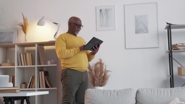 Online chatting happy senior man digital life — Stockvideo