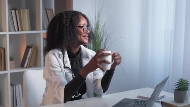 Istirahatlah santai dokter wanita coffee cup break — Stok Video
