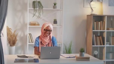 Çalışan hemşire özel kliniği neşeli kadın dizüstü bilgisayarı