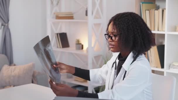Medicinsk expertis diagnos framgång kvinna röntgen — Stockvideo