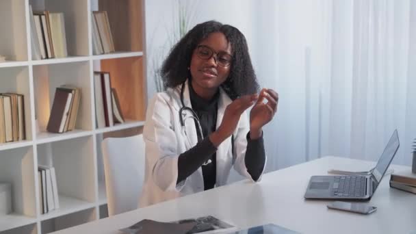 Supportive doctor medical success woman clapping — Stok video