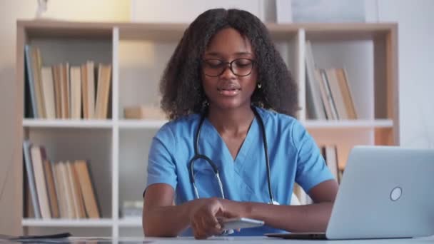 Lékařské volání klinická služba žena zdravotní sestra telefon — Stock video