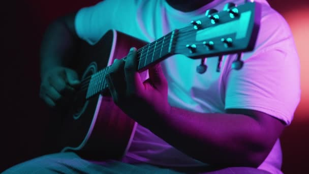 Guitar performer music entertainmen man neon light — Stockvideo