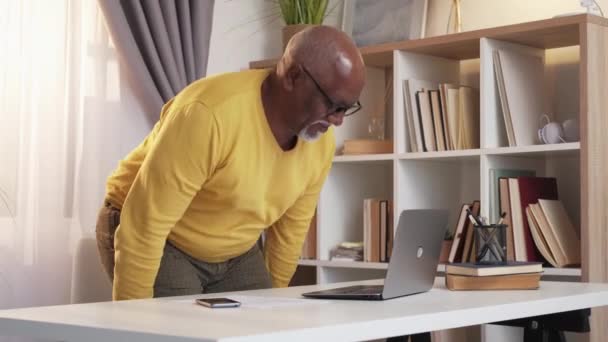 Favori iş yeri Afrikalı erkek mesafe iletişimi — Stok video