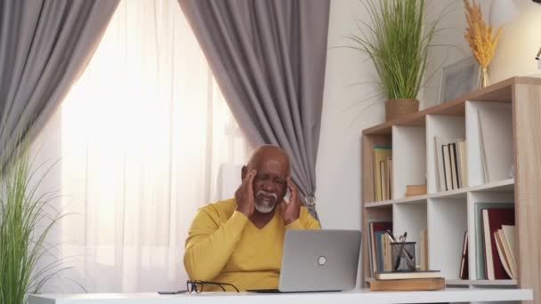 Dur travail fatigué homme âgé séance d'entraînement détendue — Video