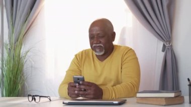 çevrimiçi iletişim kıdemli adam mobil bağlantısı