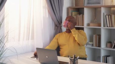 Kahve molası veren erkek işçi dinleniyor.