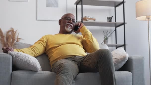 Comunicação agradável homem sênior feliz relaxado — Vídeo de Stock