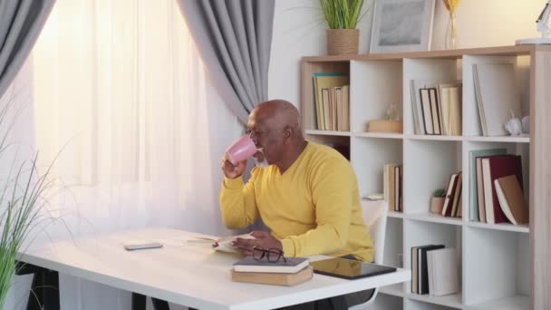 İlginç kitap kıdemli adam emekliliğin tadını çıkarıyor — Stok video