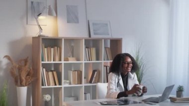Başarılı doktor sağlık kliniği kadın kahvesi.