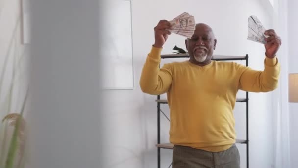 Muž vítěz loterie peníze finanční úspěch — Stock video