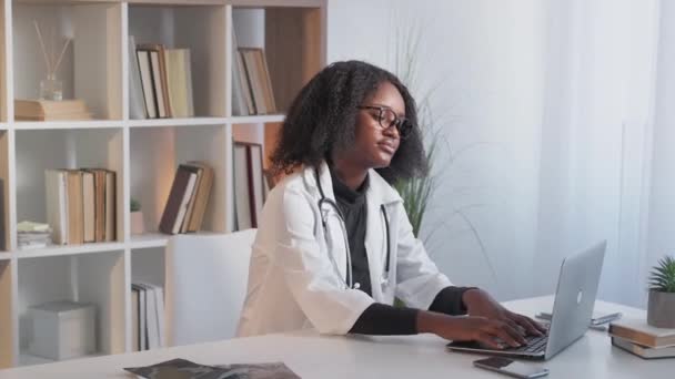 Finition du travail succès médecin femme ordinateur portable hôpital — Video