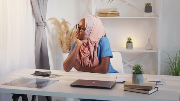 Verveelde arts werk vermoeidheid vermoeide vrouw ziekenhuis — Stockvideo