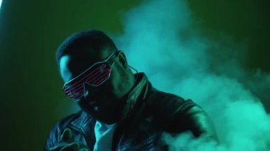 Siber punk partisi neon dansı cool adam gece kulübü 90 'lar