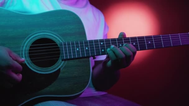 Гитарный концерт подкаст человек руки неоновый свет — стоковое видео