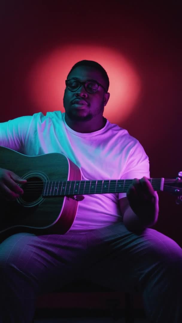 Festival acoustique musique événement guitariste homme néon — Video