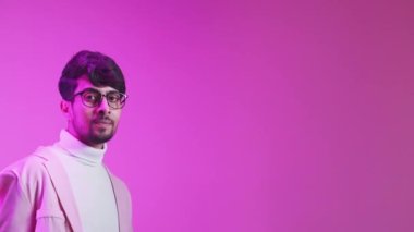 Romantik jest Sevgililer Günü Neon adam hava öpücüğü