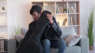 Gitar çalan müzik hobisi yaratıcı eğlence adamı