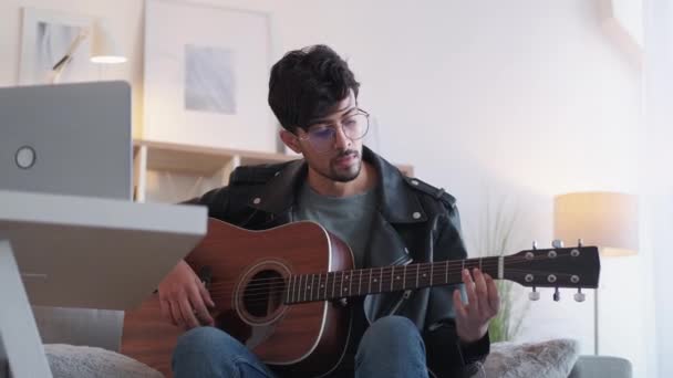 Kursus video gitar pria pendidikan musik bermain — Stok Video