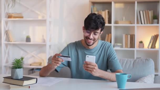 Pago por Internet banca móvil chico tarjeta de crédito — Vídeo de stock