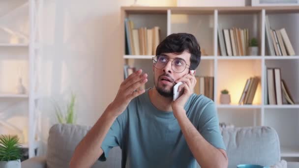 Saai telefoongesprek vervelend gesprek vermoeide man — Stockvideo