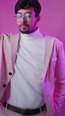 Parti adamı pozitif yaşam tarzı neon dansı