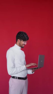 çevrimiçi iş dijital pazarlama memnun erkek dizüstü bilgisayarı