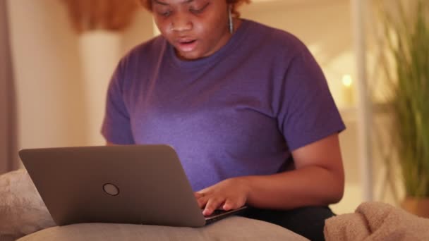 Frilansjobb deadline ångest kvinna hem bärbar dator — Stockvideo