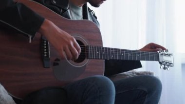gitar hobisi müzik çalıyor adam telleri ayarlıyor