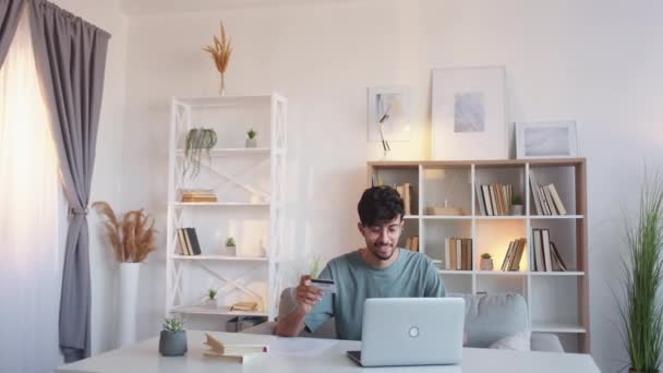 Hombre de la banca en línea utilizando la tarjeta de crédito portátil — Vídeos de Stock